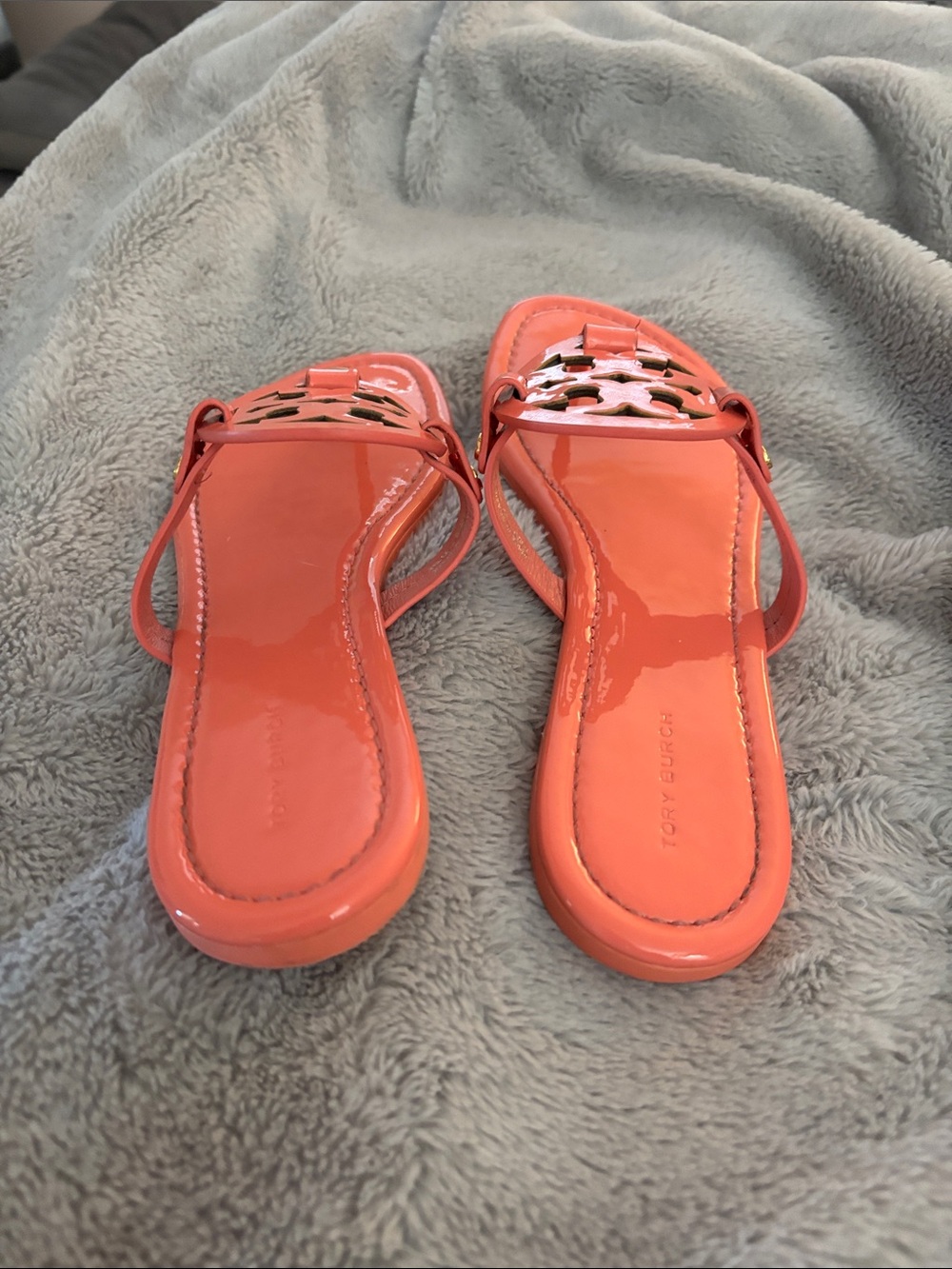 Like New! Tory Burch Women's Coral Patent Logo-Style Thong Sandals - Picture 4 of 5